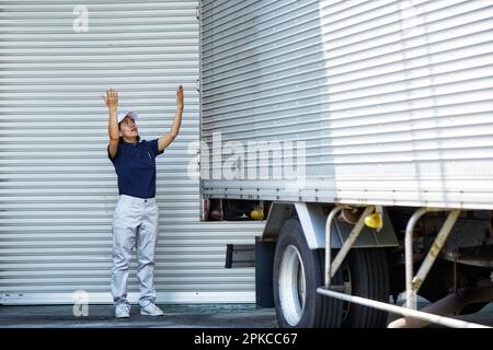 Femme travaillant à la conduite d'un gros camion Banque D'Images