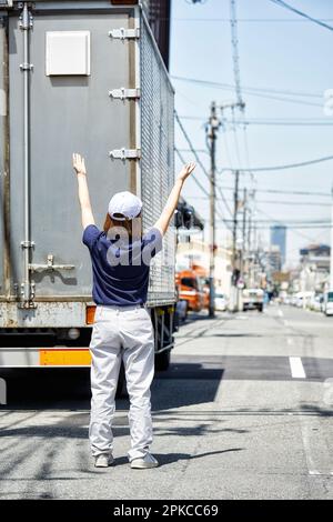 Femme travaillant à la conduite d'un gros camion Banque D'Images