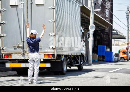 Femme travaillant à la conduite d'un gros camion Banque D'Images