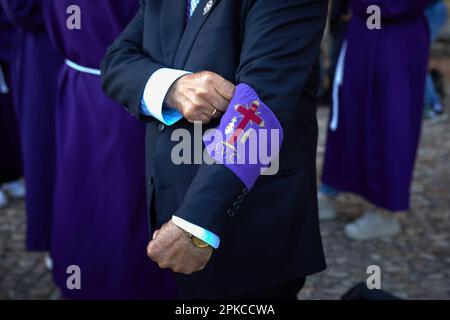 Bracelet Brotherhood vu pendant la procession. Les disciplinaires de la Cofradía de la Santa Veracruz de San Vicente, mieux connu sous le nom de 'Picaos', sont l'une des manifestations religieuses les plus importantes et les plus connues d'Espagne.les 'misciplinantes' habillés par l'habitude, viennent à la procession ou à l'heure sainte, S'agenouiller avant l'étape à laquelle il a fait l'offrande (habituellement avant 'la Dolorosa' ou avant le 'Monumento' dans l'église), dire une prière et, en se tenant debout, le compagnon enlève le manteau de ses épaules et ouvre l'ouverture dans son dos. Le 'misciplinante' prend le skein par Banque D'Images