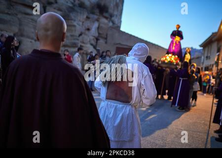 Un disciple se flagelent lui-même. Les disciplinaires de la Cofradía de la Santa Veracruz de San Vicente, mieux connu sous le nom de 'Picaos', sont l'une des manifestations religieuses les plus importantes et les plus connues d'Espagne.les 'misciplinantes' habillés par l'habitude, viennent à la procession ou à l'heure sainte, S'agenouiller avant l'étape à laquelle il a fait l'offrande (habituellement avant 'la Dolorosa' ou avant le 'Monumento' dans l'église), dire une prière et, en se tenant debout, le compagnon enlève le manteau de ses épaules et ouvre l'ouverture dans son dos. Le 'misciplinante' prend le skein par la poignée Banque D'Images