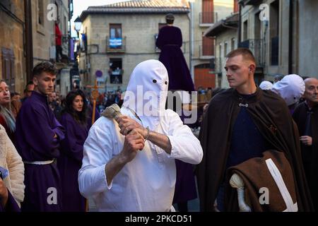 Un disciple se flagelent lui-même. Les disciplinaires de la Cofradía de la Santa Veracruz de San Vicente, mieux connu sous le nom de 'Picaos', sont l'une des manifestations religieuses les plus importantes et les plus connues d'Espagne.les 'misciplinantes' habillés par l'habitude, viennent à la procession ou à l'heure sainte, S'agenouiller avant l'étape à laquelle il a fait l'offrande (habituellement avant 'la Dolorosa' ou avant le 'Monumento' dans l'église), dire une prière et, en se tenant debout, le compagnon enlève le manteau de ses épaules et ouvre l'ouverture dans son dos. Le 'misciplinante' prend le skein par la poignée Banque D'Images