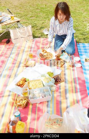 Femmes se préparant pour Hanami Banque D'Images