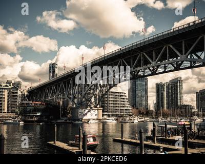 Vue sur Vancouver pour False Creek, quartier de Granville Island. Banque D'Images