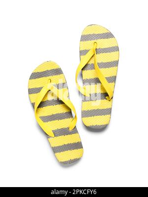Paire de tongs rayées sur fond blanc Banque D'Images