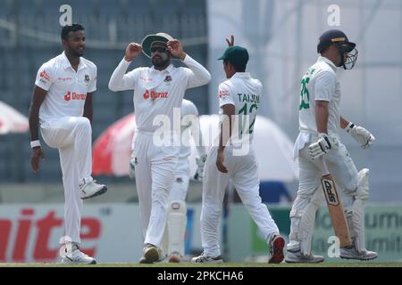 Ebadot Hossain (L) célèbre After Gets Andrew McBrine au cours de la quatrième journée du seul match de test entre le Bangladesh et l'Irlande à Sher-e Banque D'Images