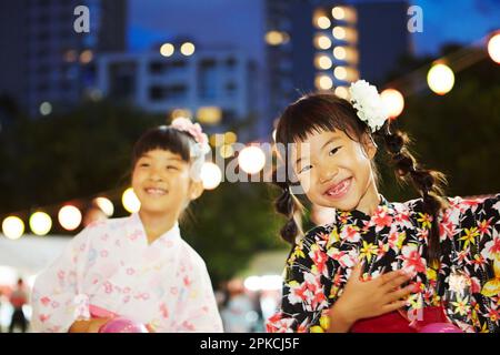 Fille dans un yukata danse bon à un festival Banque D'Images