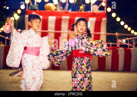 Fille dans yukata danse bon à un festival Banque D'Images