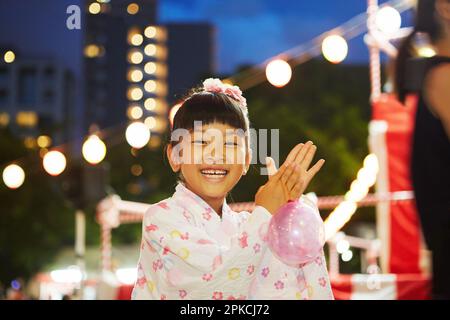 Fille dans yukata danse bon à un festival Banque D'Images