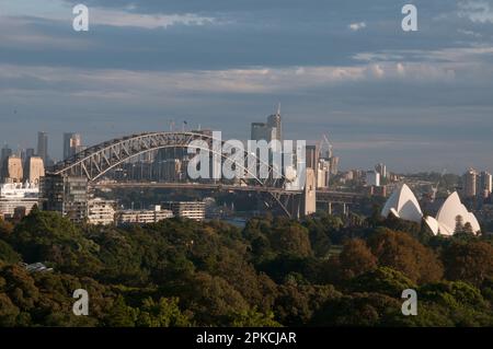 Vue sur le toit du pont du port de Sydney et de l'Opéra, vue à l'ouest depuis Woolloomooloo, sur le jardin botanique royal, Nouvelle-Galles du Sud, Australie Banque D'Images
