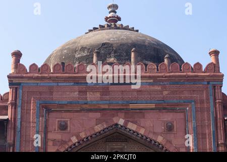 Le bel intérieur et l'architecture de Qila-i-Kuhna Mosquée de Purana Qila, Vieux fort, New Delhi, construit par les empereurs moghols. Banque D'Images