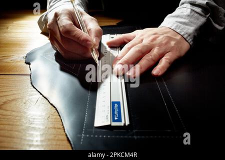 Main de l'homme sur le cuir Banque D'Images