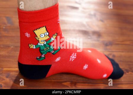 Tyumen, Russia-23 janvier 2023: Bart Simpson du logo de la série d'animation Simpsons sur les vêtements, chaussettes de Noël Banque D'Images