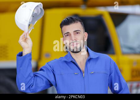 jeunes professionnels de la construction conseils de mise sur son casque Banque D'Images