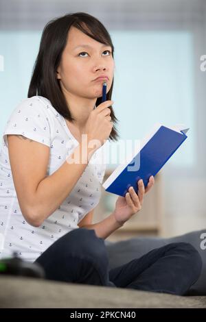 femme pensant rêve projet de concentration concept Banque D'Images