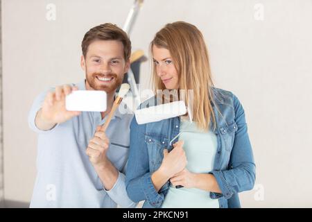 jeune couple rénove leur maison en prenant un selfie Banque D'Images