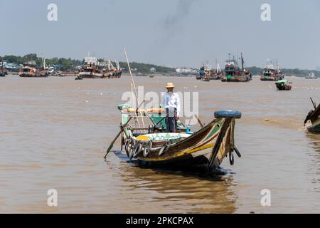 Yangon, Myanmar . 07th avril 2023. Un pêcheur dirige son bateau le long de la rivière près de Yangon. Sur 1 février 2021, le gouvernement militaire de la junte (Tatmadaw) a pris le pouvoir par le coup d'État, en emprisonnant le gouvernement démocratiquement élu de la NLD (Ligue nationale pour la démocratie) et en plongeant le pays dans une crise humanitaire en cours, décrite par beaucoup comme une guerre civile ou un soulèvement populaire. Credit: Matt Hunt/Neato/Alay Live News Banque D'Images