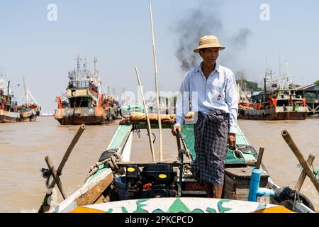 Yangon, Myanmar . 07th avril 2023. Un pêcheur dirige son bateau le long de la rivière près de Yangon. Sur 1 février 2021, le gouvernement militaire de la junte (Tatmadaw) a pris le pouvoir par le coup d'État, en emprisonnant le gouvernement démocratiquement élu de la NLD (Ligue nationale pour la démocratie) et en plongeant le pays dans une crise humanitaire en cours, décrite par beaucoup comme une guerre civile ou un soulèvement populaire. Credit: Matt Hunt/Neato/Alay Live News Banque D'Images
