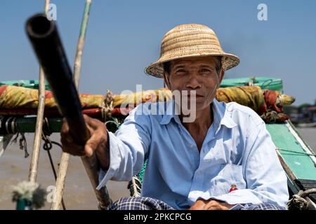 Yangon, Myanmar . 07th avril 2023. Un pêcheur dirige son bateau le long de la rivière près de Yangon. Sur 1 février 2021, le gouvernement militaire de la junte (Tatmadaw) a pris le pouvoir par le coup d'État, en emprisonnant le gouvernement démocratiquement élu de la NLD (Ligue nationale pour la démocratie) et en plongeant le pays dans une crise humanitaire en cours, décrite par beaucoup comme une guerre civile ou un soulèvement populaire. Credit: Matt Hunt/Neato/Alay Live News Banque D'Images