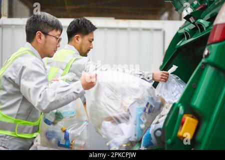 Homme avec un camion de packer et de collecte des ordures Banque D'Images