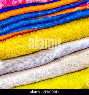 Une pile de serviettes en éponge colorées après le lavage. Banque D'Images