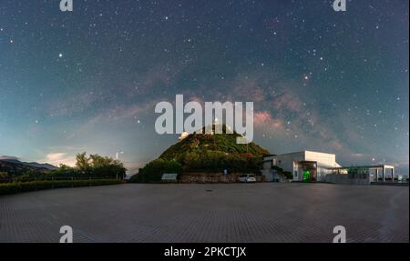 (230407) -- SHENZHEN, 7 avril 2023 (Xinhua) -- ce photomontage pris sur 29 juin 2022 montre la galaxie de la voie lactée au-dessus de l'Observatoire astronomique de Shenzhen, dans la province de Guangdong, au sud de la Chine. Certifiée par l'Association internationale du ciel sombre (IDA), la communauté de Xichong à Shenzhen, dans la province de Guangdong, dans le sud de la chine, est devenue une communauté internationale du ciel sombre en Chine. La communauté se consacre à la protection du ciel sombre, à la préservation de l'environnement écologique nocturne local et à la création d'un magnifique environnement communautaire de ciel sombre avec un éclairage artificiel de qualité Banque D'Images