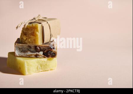 Encore la vie pressée à froid artisanat naturel barres de savon et shampoings solides avec des ingrédients biologiques, empilés sur fond rose Banque D'Images