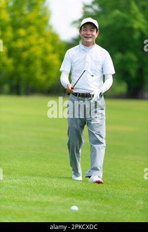 Hommes d'âge moyen jouant au golf Banque D'Images