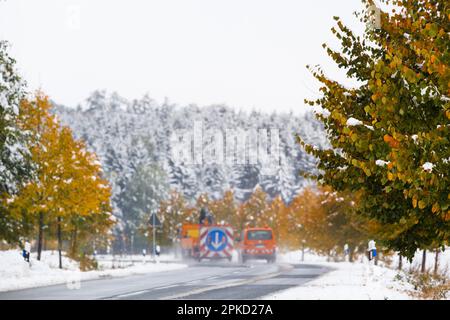 Routes enneigées en automne Banque D'Images