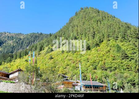 Vue sur la montagne près du village tibétain de Shuzheng, parc national de Jiuzhaigou, province du Sichuan, Chine, site classé au patrimoine mondial de l'UNESCO Banque D'Images