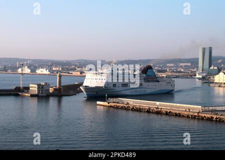 Ferry, Marseille Europort, Port autonome de Marseille, bassin de la Grande Joilette, tour de CGA, Marseille, France Banque D'Images