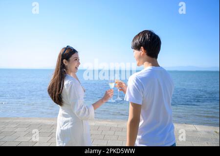 Couple toasting avec champagne dans leur Sea Resort Banque D'Images