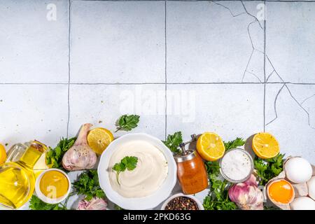 Sauce mayonnaise maison. Bol de mayonnaise avec des ingrédients frais vue du dessus de l'espace de copie Banque D'Images