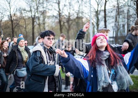 Munich, Allemagne. 06th avril 2023. Plusieurs centaines de jeunes se sont rassemblés sur 6 avril 2023 à Munich, en Allemagne, pour manifester avec le Bund für Gestesfreiheit ( BfG ) et quelques collectifs DJ contre l'interdiction de danser les jours soi-disant silencieux. (Photo par Alexander Pohl/Sipa USA) crédit: SIPA USA/Alay Live News Banque D'Images