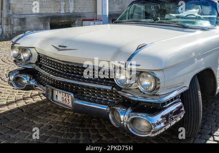 Voiture de mariage Cadillac au Market Square Bruge Banque D'Images