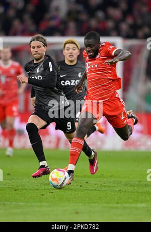 Lucas Hoeler (09) SC Freiburg SCF vs Dayot Upamecano FC Bayern Muenchen FCB (02), Ritsu Doan SC Freiburg SCF (42), DFB-Pokal, Allianz Arena, Munich Banque D'Images