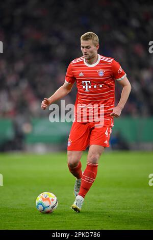 Matthijs de Ligt FC Bayern Munich FCB (04) sur le ballon, DFB-Pokal, Allianz Arena, Munich, Bayern, Allemagne Banque D'Images
