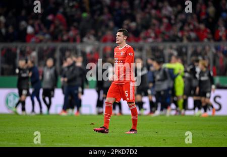 Benjamin Pavard FC Bayern Munich FCB (05) déception, en arrière-plan SC Freiburg joueurs SCF Celebrate Cup gagner, DFB Cup, Allianz Arena Banque D'Images