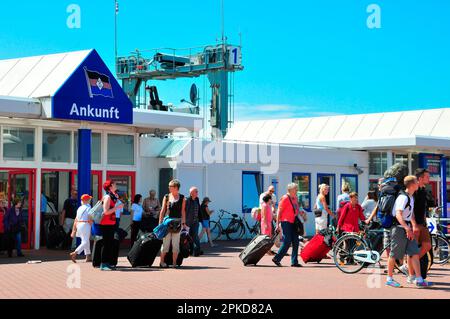 Été, vacances, touristes, port, arrivée, Frise orientale, Mer du Nord, Norderney, station balnéaire, patrimoine mondial de l'UNESCO, Basse-Saxe, Allemagne Banque D'Images