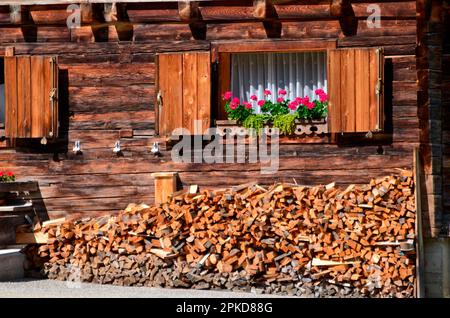 Cabane alpine, cabane en bois, pile à bois, Bavière, haute-Bavière, Vallée d'Isar, Allemagne Banque D'Images