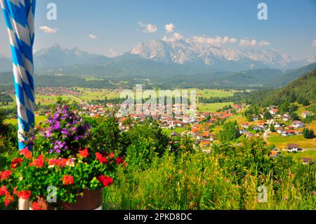 Wallgau, drapeau bavarois, vallée de l'Isar, Bavière, Allemagne Banque D'Images