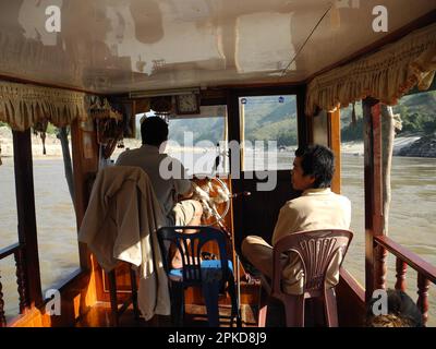 Capitaine au stand d'aviron, bateau sur le Mékong, Huay Xai, Pak Beng, Mékong, Laos Banque D'Images