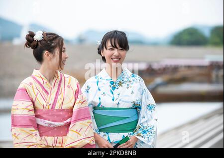 Péniche avec 2 femmes dans yukata Banque D'Images