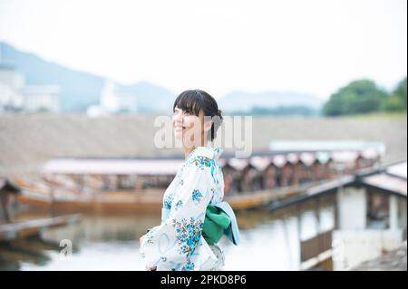Péniche et femme à yukata Banque D'Images