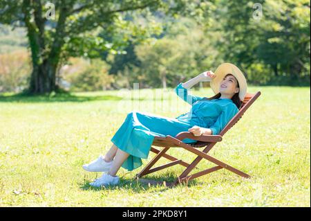 Femme se détendant dans un camping dans les montagnes Banque D'Images