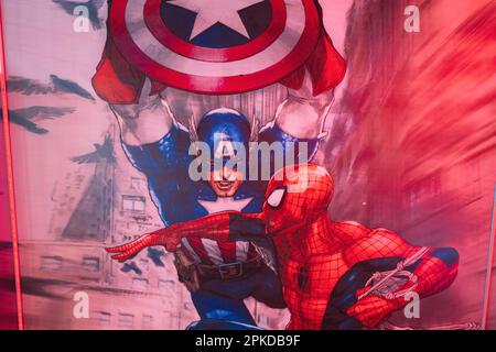 Ternopil, Ukraine- Mars, 2023: Captain America avec Spider Man affiche dans la salle de jeux pour enfants. Banque D'Images