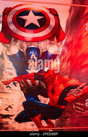 Ternopil, Ukraine- Mars, 2023: Captain America avec Spider Man affiche dans la salle de jeux pour enfants. Banque D'Images