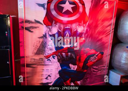 Ternopil, Ukraine- Mars, 2023: Captain America avec Spider Man affiche dans la salle de jeux pour enfants. Banque D'Images