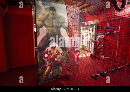 Ternopil, Ukraine- Mars, 2023: Hulk avec Iron Man affiche dans la salle de jeux pour enfants. Banque D'Images