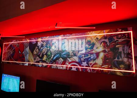 Ternopil, Ukraine- Mars, 2023: Affiche des super héros Marvel dans la salle de jeu rouge. Banque D'Images